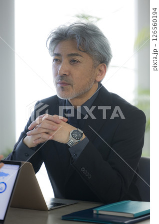 会議するビジネスパーソン 126560194