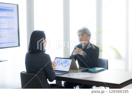 会議するビジネスパーソン 126560195