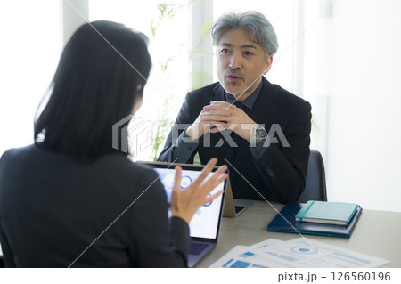 会議するビジネスパーソン 126560196