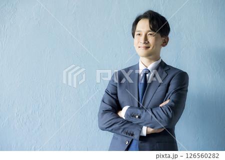 腕組みするスーツの男性 126560282