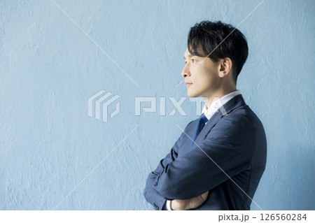 腕組みするスーツの男性 126560284