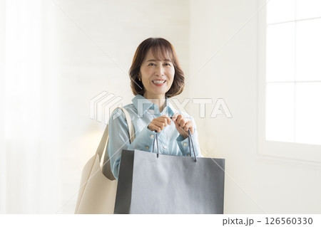 ショピングバッグを渡す女性 126560330