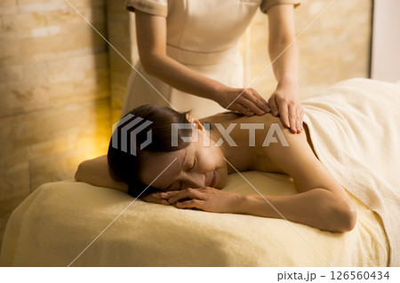 エステでマッサージを受けるシニア女性 エステでマッサージを受けるシニア女性 126560434