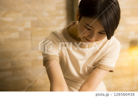 エステでマッサージを受けるシニア女性 エステでマッサージを受けるシニア女性 126560438
