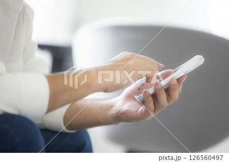 スマホを見て頭を抱える男性 スマホを見て頭を抱える男性 126560497