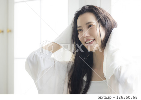 ヘアケアをする女性 126560568