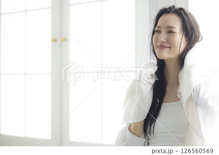 ヘアケアをする女性 ヘアケアをする女性 126560569