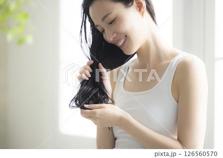 ヘアケアをする女性 126560570