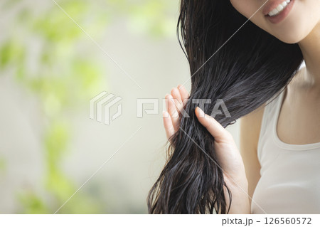 ヘアケアをする女性 126560572