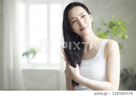 ヘアケアをする女性 126560574