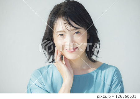 青いブラウウスのミドル女性   126560633