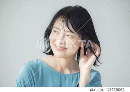 青いブラウウスのミドル女性   126560634