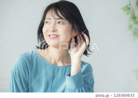 青いブラウウスのミドル女性   126560635