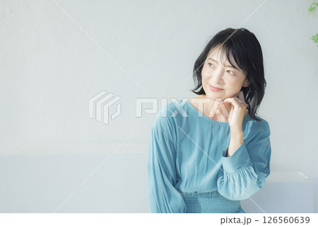 青いブラウウスのミドル女性   126560639