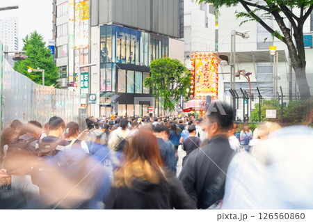 大都会の混雑する駅前イメージ・スローシャッター ブレ 大都会の混雑する駅前イメージ・スローシャッター ブレ 126560860