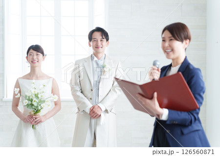 結婚式披露宴の司会者と新郎新婦 126560871