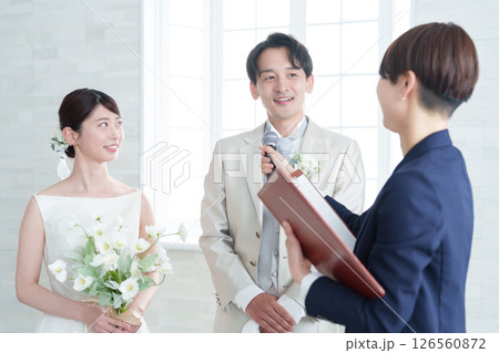 結婚式披露宴の司会者と新郎新婦 126560872