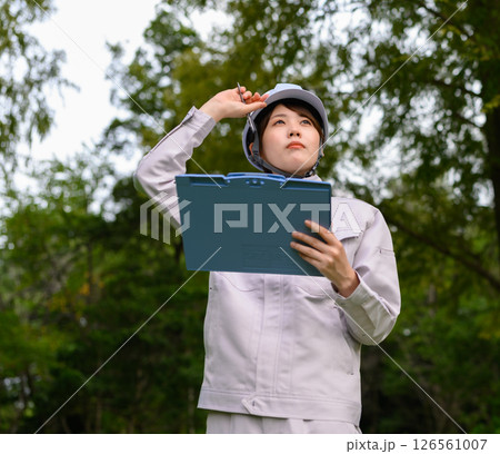 保守管理する作業着の女性 保守管理する作業着の女性 126561007