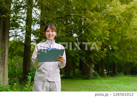 保守管理する作業着の女性 126561012