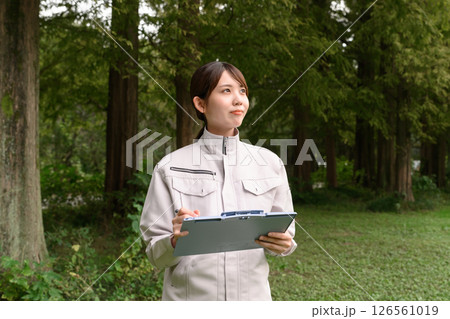 保守管理する作業着の女性 保守管理する作業着の女性 126561019