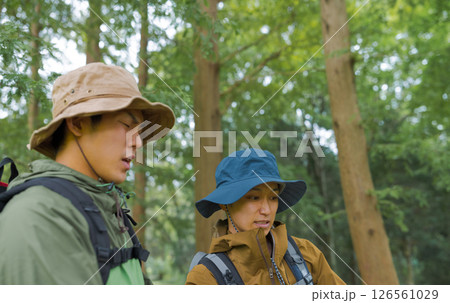 トレッキング中の男性 トレッキング中の男性 126561029