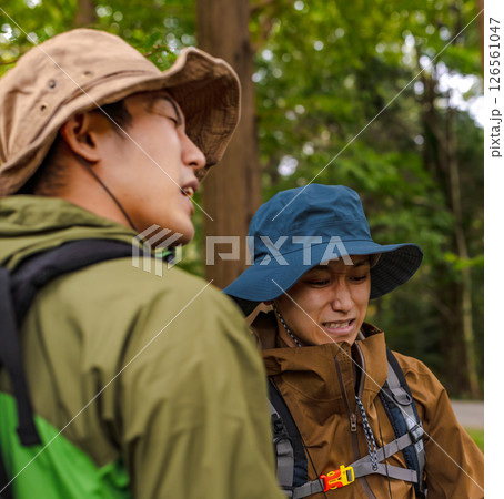 トレッキング中の男性 126561047