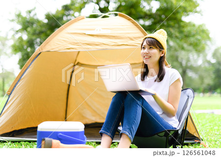 屋外でPCを操作する女性 屋外でPCを操作する女性 126561048