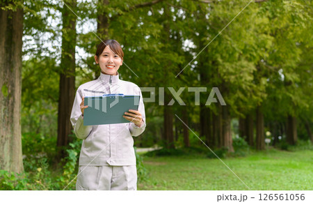 保守管理する作業着の女性 126561056