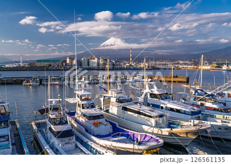 《静岡県》田子の浦漁港・雲をまとう富士山 126561135