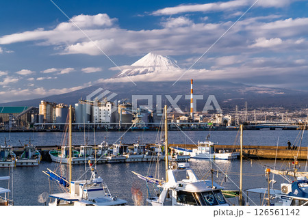 《静岡県》田子の浦漁港・雲をまとう富士山 126561142