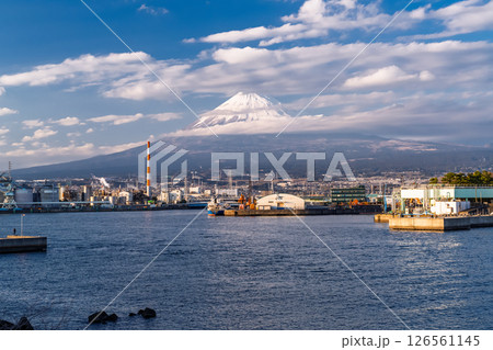 《静岡県》田子の浦漁港・雲をまとう富士山 《静岡県》田子の浦漁港・雲をまとう富士山 126561145