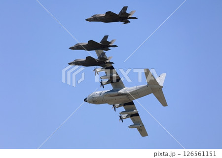 編隊飛行するステルス戦闘機　F-35 126561151
