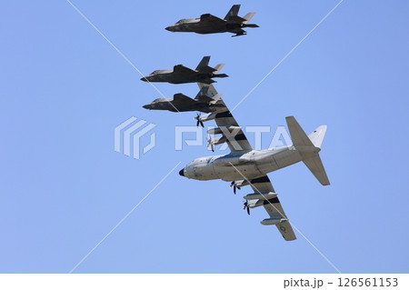 編隊飛行するステルス戦闘機　F-35 126561153