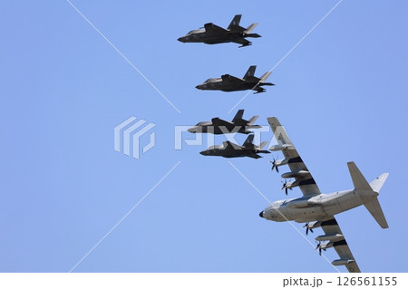 編隊飛行するステルス戦闘機 F-35 編隊飛行するステルス戦闘機 F-35 126561155