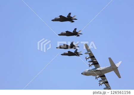 編隊飛行するステルス戦闘機　F-35 126561156