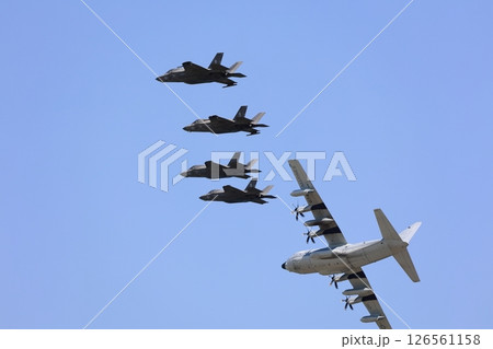 編隊飛行するステルス戦闘機　F-35 126561158