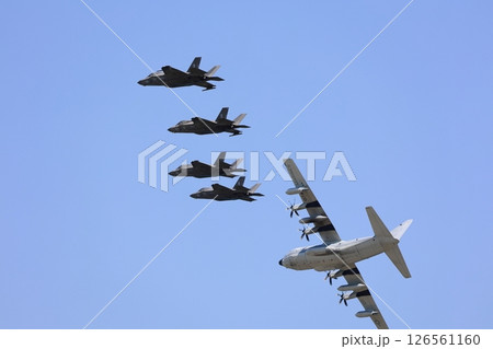 編隊飛行するステルス戦闘機　F-35 126561160
