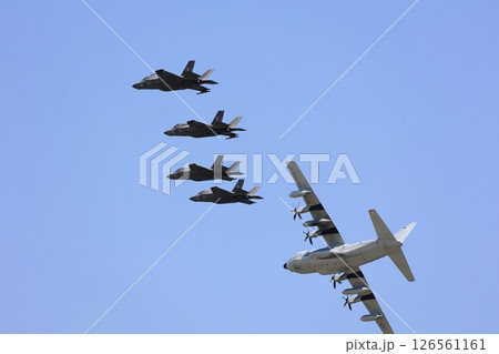 編隊飛行するステルス戦闘機　F-35 126561161