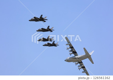 編隊飛行するステルス戦闘機　F-35 126561162