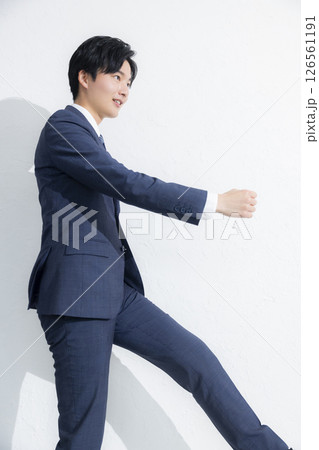 カメラ目線で笑顔の若いビジネスマン 126561191