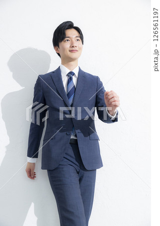カメラ目線で笑顔の若いビジネスマン 126561197