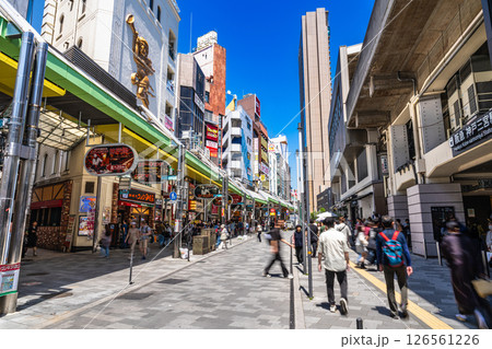 ゴールデンウィークのサンキタ通りの風景　兵庫県神戸市中央区 126561226