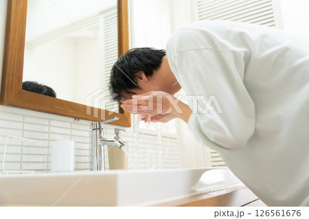 男性　洗顔 126561676