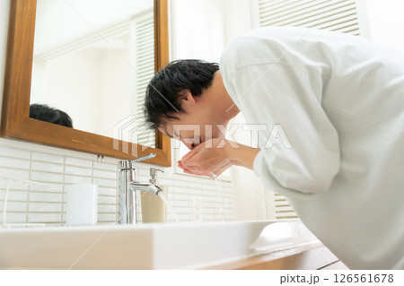 男性　洗顔 126561678