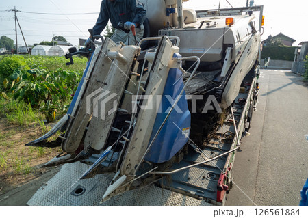 トラクター積載車からコンバインを降ろした後の荷台 126561884