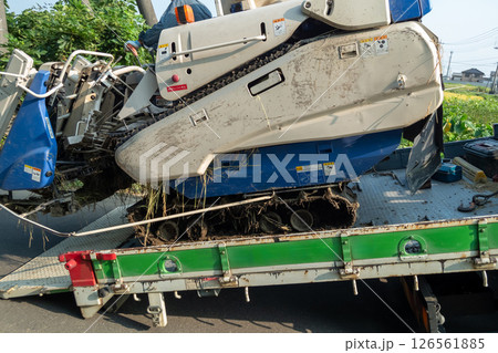 トラクター積載車からコンバインを降ろした後の荷台 126561885