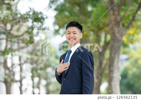 若い男性　ビジネス　ガッツポーズ 126562135