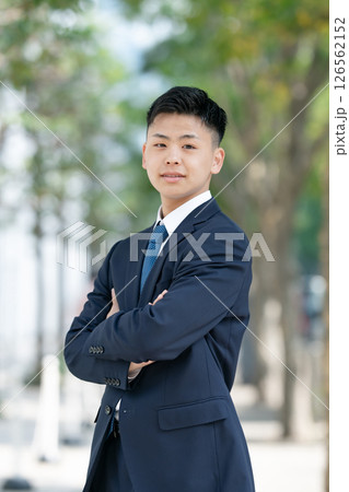 若い男性　ビジネス　腕組み 126562152