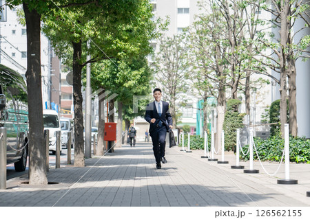 若い男性　ビジネス　走る 126562155