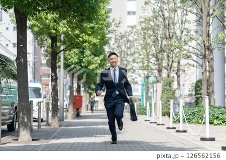 若い男性　ビジネス　走る 126562156